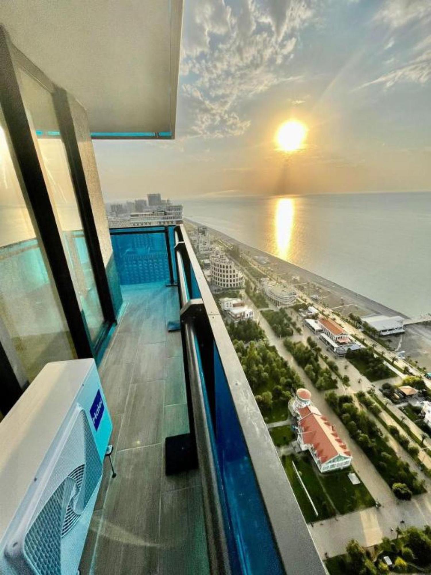 Delux Sea View Aparthotel In Orbi City Batumi Luaran gambar